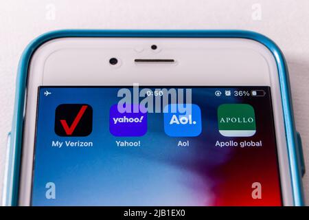 Kumamoto, JAPON - 4 mai 2021 : Verizon, Yahoo, AOL et Apollo Global Management sur iPhone. Verizon a annoncé qu'il allait vendre Yahoo & AOL à Apollo en 2021 Banque D'Images