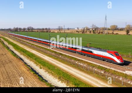 Melegnano, Italie - 24 mars 2022: Frecciarossa FS ETR 500 train à grande vitesse de Trenitalia sur la ligne ferroviaire à grande vitesse Milan - Bologne près de Mel Banque D'Images