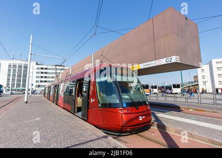 Venise, Italie - 21 mars 2022: Tramway de type Translohr à la Piazzale Roma en transports en commun à Venise, Italie. Banque D'Images