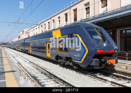 Venise, Italie - 21 mars 2022: Hitachi Caravaggio Rock transport régional en commun de Trenitalia à Venise Gare Santa Lucia à Venise Banque D'Images