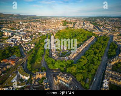 Vue aérienne d'Édimbourg depuis Regent Terrace et Royal Terrace vers Calton Hill, Écosse, Royaume-Uni Banque D'Images