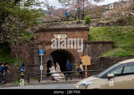 Tunnel de Nejirimanpo sous l'Incline de Keage en journée nuageuse. Le tunnel est fait de briques enroulées en spirale (semblant tourbillonner). Banque D'Images