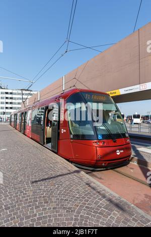 Venise, Italie - 21 mars 2022: Tramway de type Translohr à la Piazzale Roma en transports en commun à Venise, Italie. Banque D'Images