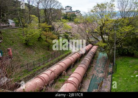 Kyoto, JAPON - avril 3 2021 : la ligne de conduites d'eau de la centrale électrique de Keage. Keage Incline, une pente de 582 mètres de long avec des voies ferrées, est au-dessus de là Banque D'Images