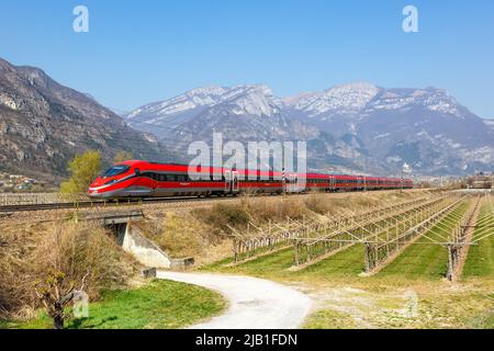 AVIO, Italie - 25 mars 2022: Frecciarossa FS ETR 1000 train à grande vitesse de Trenitalia sur le chemin de fer Brenner près d'Avio, Italie. Banque D'Images