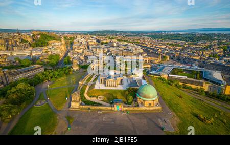 Vue aérienne au lever du soleil de Calton Hill et de la ligne d'horizon d'Édimbourg, Écosse, Royaume-Uni Banque D'Images