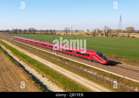 Melegnano, Italie - 24 mars 2022: Italo AGV train à grande vitesse de Nuovo Trasporto Viaggiatori NTV sur la ligne Milan - Bologna train à grande vitesse n Banque D'Images