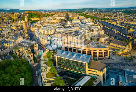 Vue aérienne du quartier de St James et du développement résidentiel dans le centre-ville d'Edimbourg, en Écosse, au Royaume-Uni Banque D'Images