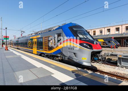 Venise, Italie - 21 mars 2022: Alstom Coradia train régional transport en commun de Trenitalia à Venise Gare Santa Lucia à Venise, Banque D'Images