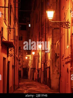 Nuit rue étroite avec lanternes vintage, Sanremo, Italie Banque D'Images