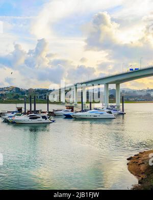 Coucher de soleil sur la marina avec les bateaux à moteur, pont de Sao Joao, paysage de nuages dorés, Porto, Portugal Banque D'Images