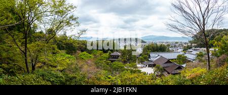 Vue panoramique du temple Ginkaku-ji (Pavillon d'argent) depuis le sommet de la colline. Ginkaku-ji, officiellement nommé Jisho-ji, est un temple zen dans le quartier Sakyo de Kyoto Banque D'Images