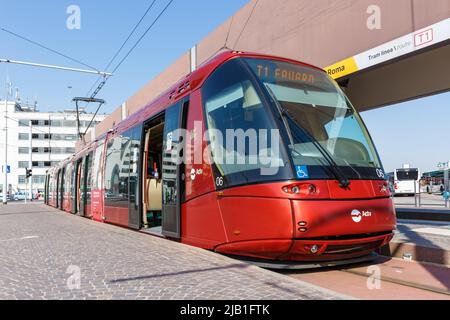 Venise, Italie - 21 mars 2022: Tramway de type Translohr à la Piazzale Roma en transports en commun à Venise, Italie. Banque D'Images