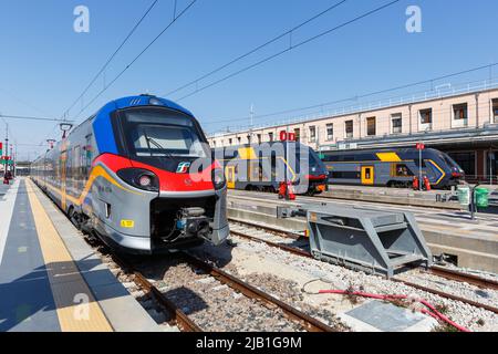 Venise, Italie - 21 mars 2022: Trains régionaux transport en commun de Trenitalia à Venise gare Santa Lucia à Venise, Italie. Banque D'Images