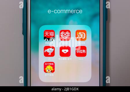 Kumamoto, JAPON - 17 mai 2021 : e-commerce populaire en Chine (Tmall, Pinduoduo, JD.com, Kaola, Little Red Book Xiaohongshu, Taobao & Suning) sur iPhone Banque D'Images
