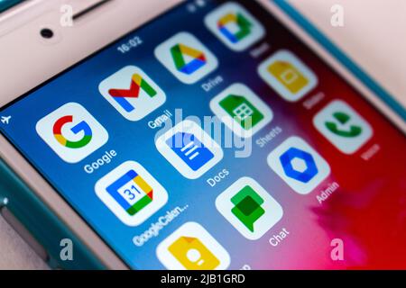 Kumamoto, JAPON - juin 1 2021 : applications Google Workspace (Google, Gmail, Google Agenda, Docs, etc.) sur iPhone. Cloud, productivité et collaboration Banque D'Images
