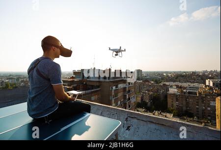 Les jeunes vol technicien drone UAV avec télécommande sur toit Banque D'Images