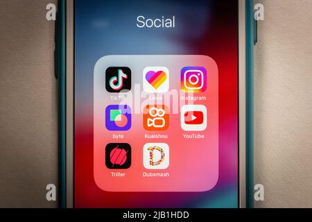Kumamoto, Japon - juin 18 2021 : TikTok et ses concurrents (Likee, Instagram, Byte App, Kuaishou, Youtube, Triller et Dubsmash) sur iPhone dans l'obscurité Banque D'Images