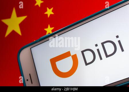 Kumamoto, JAPON - Jul 7 2021 : logo Didi sur iPhone drapeau chinois. Didi est un véhicule chinois pour la société de location Banque D'Images