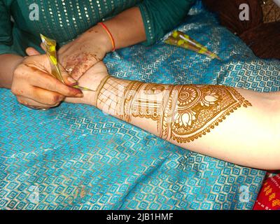 Mehndi artiste de fabrication de la main de mariée mehndi en Inde, design mehndi. Banque D'Images