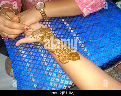 Mehndi artiste de fabrication de la main de mariée mehndi en Inde, design mehndi. Banque D'Images
