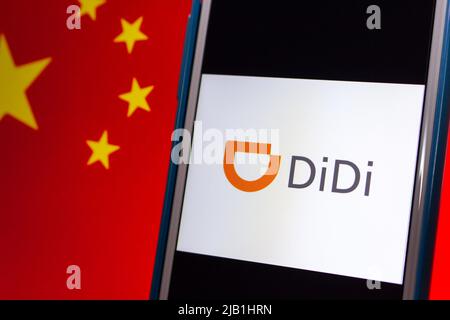 Kumamoto, JAPON - Jul 7 2021 : logo Didi sur iPhone drapeau chinois. Didi est un véhicule chinois pour la société de location Banque D'Images