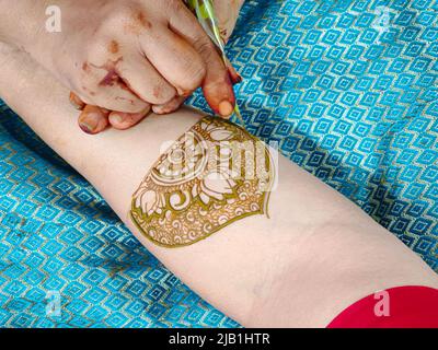 Mehndi artiste de fabrication de la main de mariée mehndi en Inde, design mehndi. Banque D'Images