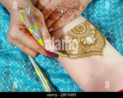 Mehndi artiste de fabrication de la main de mariée mehndi en Inde, design mehndi. Banque D'Images