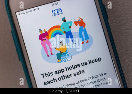 Kumamoto, JAPON - Jul 14 2021 : NHS COVID-19 app sur iPhone. Il s'agit d'une application de recherche de contacts de NHSX pour la pandémie COVID-19 en Angleterre et au pays de Galles. Banque D'Images