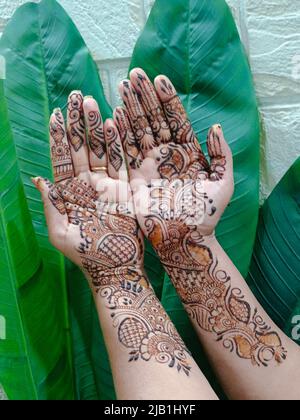 Mehndi artiste de fabrication de la main de mariée mehndi en Inde, design mehndi. Banque D'Images
