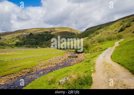 27.05.2022 Muker, Swaledale, North Yorkshire, Royaume-Uni. La rivière Swale au-dessus de Muker sur le voyage de Pennine près de Muker inj thye Yorkshire Dales Banque D'Images