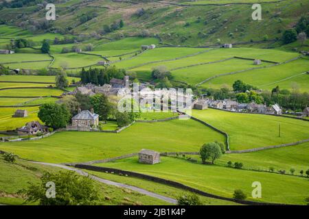 27.05.2022 Muker, Swaledale, North Yorkshire, Royaume-Uni. Village de Muker d'en haut de la Pennine Way dans la région de Swaledale dans les Yorkshire Dales Banque D'Images