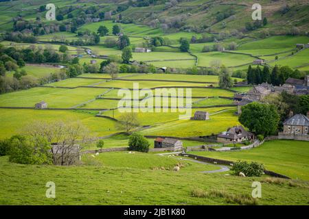 27.05.2022 Muker, Swaledale, North Yorkshire, Royaume-Uni. Village de Muker d'en haut de la Pennine Way dans la région de Swaledale dans les Yorkshire Dales Banque D'Images