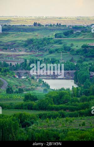 8 mai 2022 Diyarbakir Turquie. Dix yeux ongozlu pont sur la rivière Dicelle à Diyarbakir vue depuis les remparts de la ville Banque D'Images