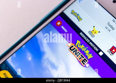 Kumamoto, JAPON - août 10 2021 : logo en gros plan de Pokemon Unite, jeu vidéo en ligne d'arène de combat développé par Timi Studio Group, sur iPhone Banque D'Images