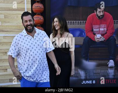 Los Angeles, États-Unis. 02nd juin 2022. Adam Sandler, membre du casting, et son épouse Jackie Sandler assistent mercredi à la première du film dramatique du sport dramatique « Hustle » au Regency Village Theatre, dans la section Westwood de Los Angeles, 1 juin 2022. Scénario : un scout de basket-ball délavé découvre un joueur de ballon de rue phénoménal en Espagne et voit le prospect comme l'occasion de revenir dans la NBA. Photo de Jim Ruymen/UPI crédit: UPI/Alay Live News Banque D'Images