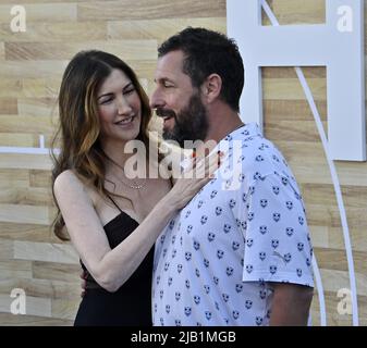 Los Angeles, États-Unis. 02nd juin 2022. Adam Sandler, membre du casting, et son épouse Jackie Sandler assistent mercredi à la première du film dramatique du sport dramatique « Hustle » au Regency Village Theatre, dans la section Westwood de Los Angeles, 1 juin 2022. Scénario : un scout de basket-ball délavé découvre un joueur de ballon de rue phénoménal en Espagne et voit le prospect comme l'occasion de revenir dans la NBA. Photo de Jim Ruymen/UPI crédit: UPI/Alay Live News Banque D'Images