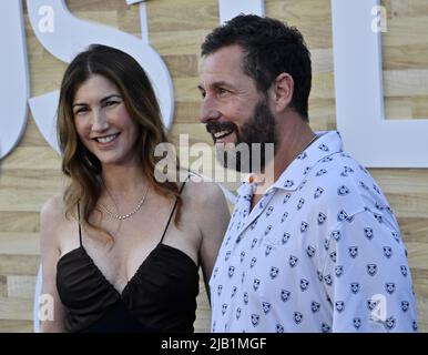 Los Angeles, États-Unis. 02nd juin 2022. Adam Sandler, membre du casting, et son épouse Jackie Sandler assistent mercredi à la première du film dramatique du sport dramatique « Hustle » au Regency Village Theatre, dans la section Westwood de Los Angeles, 1 juin 2022. Scénario : un scout de basket-ball délavé découvre un joueur de ballon de rue phénoménal en Espagne et voit le prospect comme l'occasion de revenir dans la NBA. Photo de Jim Ruymen/UPI crédit: UPI/Alay Live News Banque D'Images