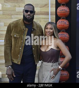 Los Angeles, États-Unis. 02nd juin 2022. LeBron James et sa femme Savannah James assistent mercredi à la première du film dramatique sport dramatique « Hustle » au Regency Village Theatre dans la section Westwood de Los Angeles, 1 juin 2022. Scénario : un scout de basket-ball délavé découvre un joueur de ballon de rue phénoménal en Espagne et voit le prospect comme l'occasion de revenir dans la NBA. Photo de Jim Ruymen/UPI crédit: UPI/Alay Live News Banque D'Images