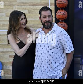 Los Angeles, États-Unis. 02nd juin 2022. Adam Sandler, membre du casting, et son épouse Jackie Sandler assistent mercredi à la première du film dramatique du sport dramatique « Hustle » au Regency Village Theatre, dans la section Westwood de Los Angeles, 1 juin 2022. Scénario : un scout de basket-ball délavé découvre un joueur de ballon de rue phénoménal en Espagne et voit le prospect comme l'occasion de revenir dans la NBA. Photo de Jim Ruymen/UPI crédit: UPI/Alay Live News Banque D'Images