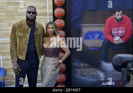 Los Angeles, États-Unis. 02nd juin 2022. LeBron James et sa femme Savannah James assistent mercredi à la première du film dramatique sport dramatique « Hustle » au Regency Village Theatre dans la section Westwood de Los Angeles, 1 juin 2022. Scénario : un scout de basket-ball délavé découvre un joueur de ballon de rue phénoménal en Espagne et voit le prospect comme l'occasion de revenir dans la NBA. Photo de Jim Ruymen/UPI crédit: UPI/Alay Live News Banque D'Images