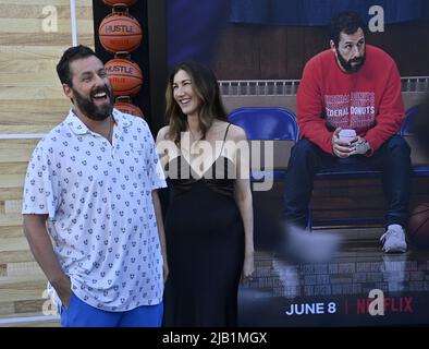 Los Angeles, États-Unis. 02nd juin 2022. Adam Sandler, membre du casting, et son épouse Jackie Sandler assistent mercredi à la première du film dramatique du sport dramatique « Hustle » au Regency Village Theatre, dans la section Westwood de Los Angeles, 1 juin 2022. Scénario : un scout de basket-ball délavé découvre un joueur de ballon de rue phénoménal en Espagne et voit le prospect comme l'occasion de revenir dans la NBA. Photo de Jim Ruymen/UPI crédit: UPI/Alay Live News Banque D'Images