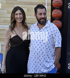 Los Angeles, États-Unis. 02nd juin 2022. Adam Sandler, membre du casting, et son épouse Jackie Sandler assistent mercredi à la première du film dramatique du sport dramatique « Hustle » au Regency Village Theatre, dans la section Westwood de Los Angeles, 1 juin 2022. Scénario : un scout de basket-ball délavé découvre un joueur de ballon de rue phénoménal en Espagne et voit le prospect comme l'occasion de revenir dans la NBA. Photo de Jim Ruymen/UPI crédit: UPI/Alay Live News Banque D'Images