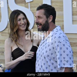 Los Angeles, États-Unis. 02nd juin 2022. Adam Sandler, membre du casting, et son épouse Jackie Sandler assistent mercredi à la première du film dramatique du sport dramatique « Hustle » au Regency Village Theatre, dans la section Westwood de Los Angeles, 1 juin 2022. Scénario : un scout de basket-ball délavé découvre un joueur de ballon de rue phénoménal en Espagne et voit le prospect comme l'occasion de revenir dans la NBA. Photo de Jim Ruymen/UPI crédit: UPI/Alay Live News Banque D'Images