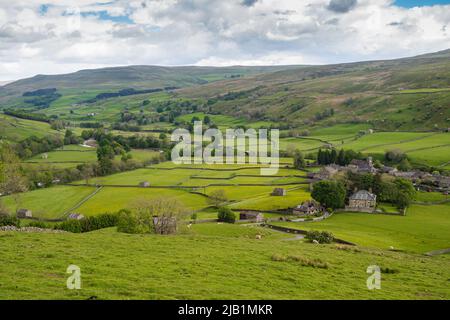 27.05.2022 Muker, Swaledale, North Yorkshire, Royaume-Uni. Village de Muker d'en haut de la Pennine Way dans la région de Swaledale dans les Yorkshire Dales Banque D'Images