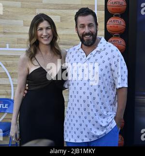 Los Angeles, États-Unis. 02nd juin 2022. Adam Sandler, membre du casting, et son épouse Jackie Sandler assistent mercredi à la première du film dramatique du sport dramatique « Hustle » au Regency Village Theatre, dans la section Westwood de Los Angeles, 1 juin 2022. Scénario : un scout de basket-ball délavé découvre un joueur de ballon de rue phénoménal en Espagne et voit le prospect comme l'occasion de revenir dans la NBA. Photo de Jim Ruymen/UPI crédit: UPI/Alay Live News Banque D'Images