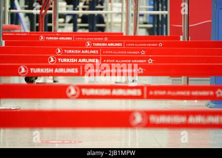 7 mai 2022 Ankara Turquie. Les compagnies aériennes turques effectuent l'enregistrement des lignes à l'aéroport d'Esenboga Banque D'Images