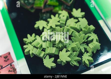 Chocolat au cannabis sous forme de feuilles de cannabis d'une agréable couleur verte. Photo de haute qualité Banque D'Images