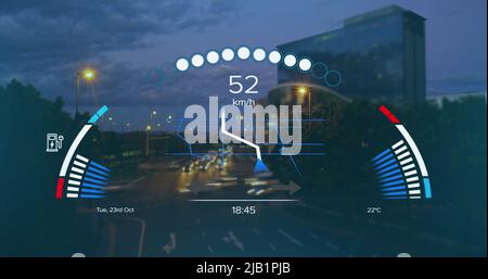 Image de l'indicateur de vitesse, du gps et des données de charge sur l'interface, survitesse de circulation urbaine la nuit Banque D'Images