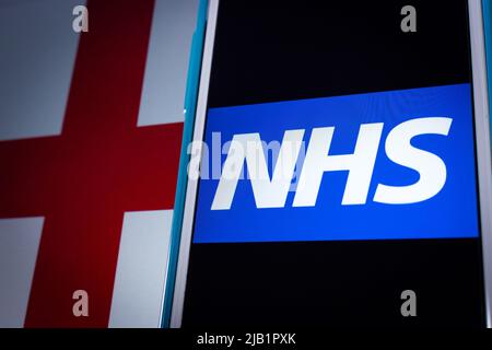 Kumamoto, JAPON - septembre 6 2021 : logo NHS (National Health Service) sur iPhone sur drapeau anglais. Il y a 3 systèmes qui utilisent le même nom NHS Banque D'Images